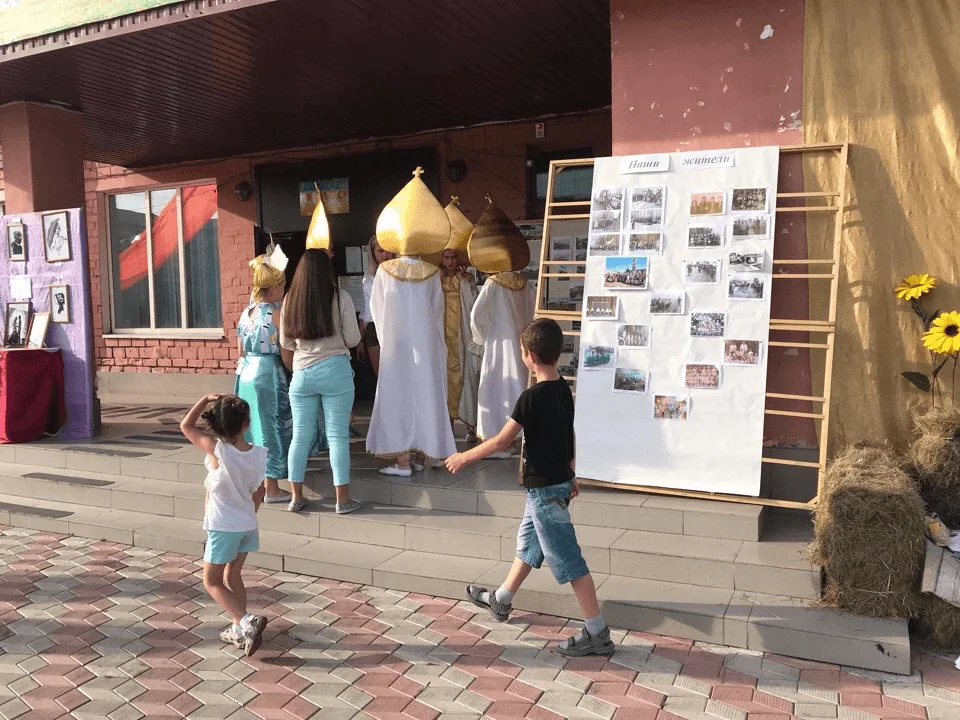 Праздник в одном из посёлков.
